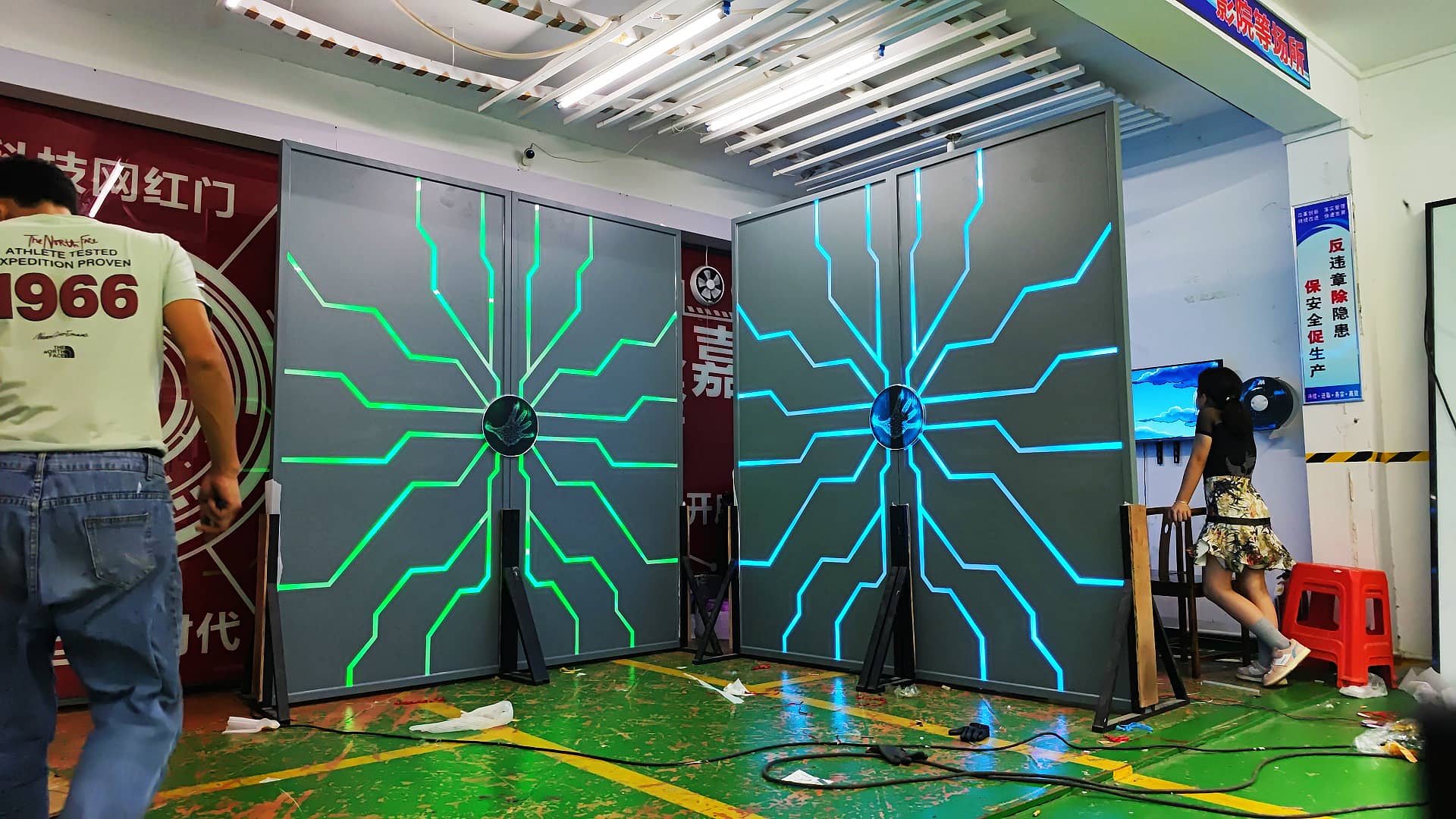 酒吧网红触摸门