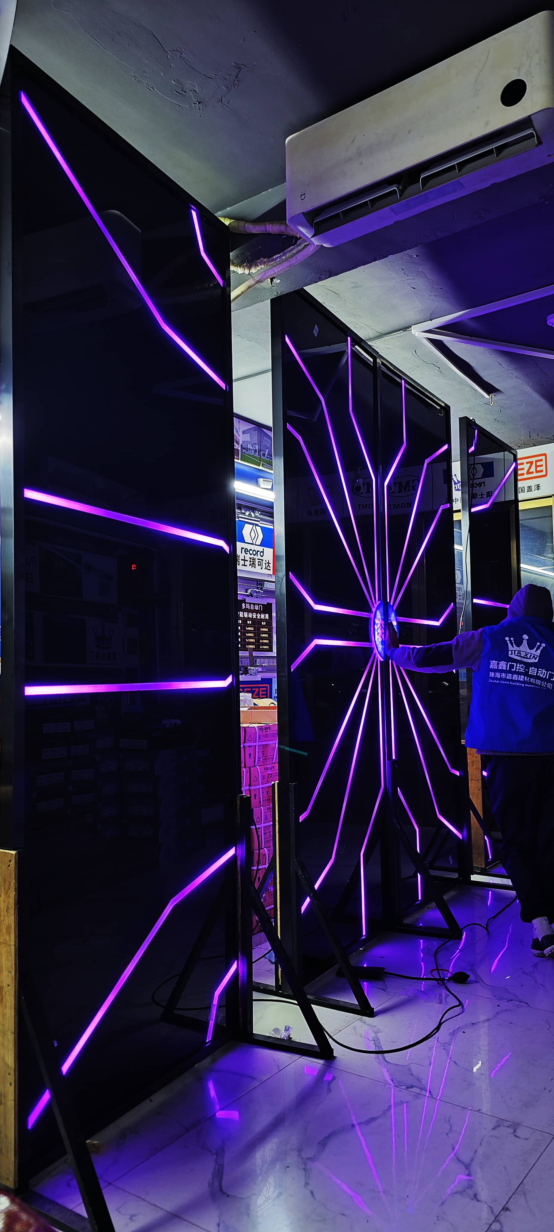 展馆网红发光科技平移门